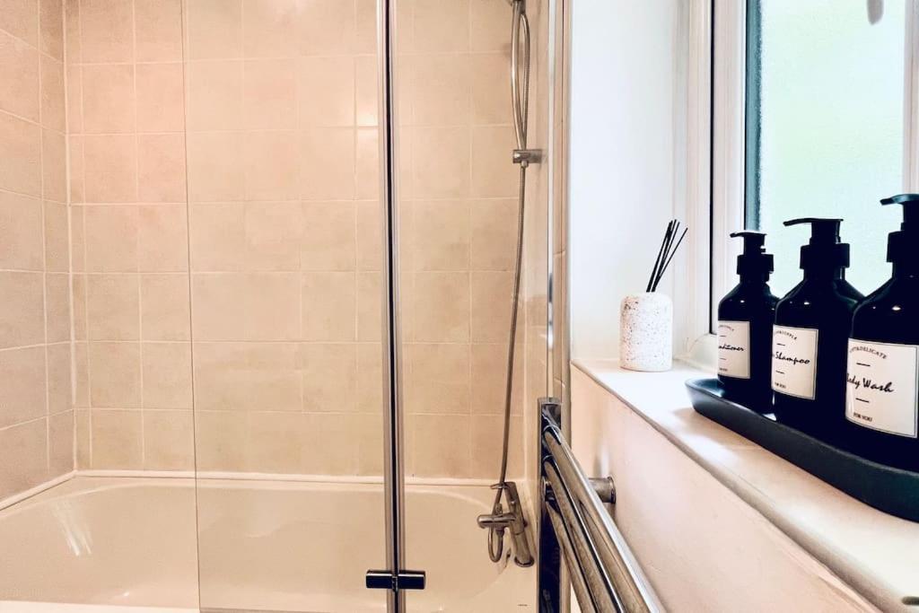 ליברפול Urban Bliss Stylish Townhouse With Free Parking For A Convenient City Stay מראה חיצוני תמונה
