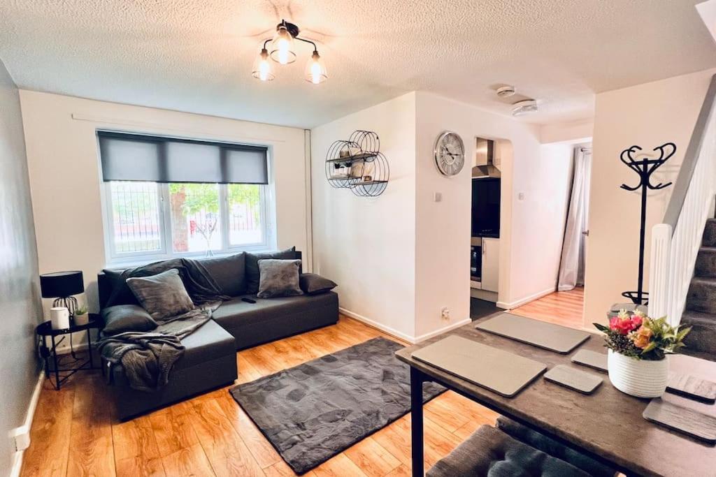 ליברפול Urban Bliss Stylish Townhouse With Free Parking For A Convenient City Stay מראה חיצוני תמונה