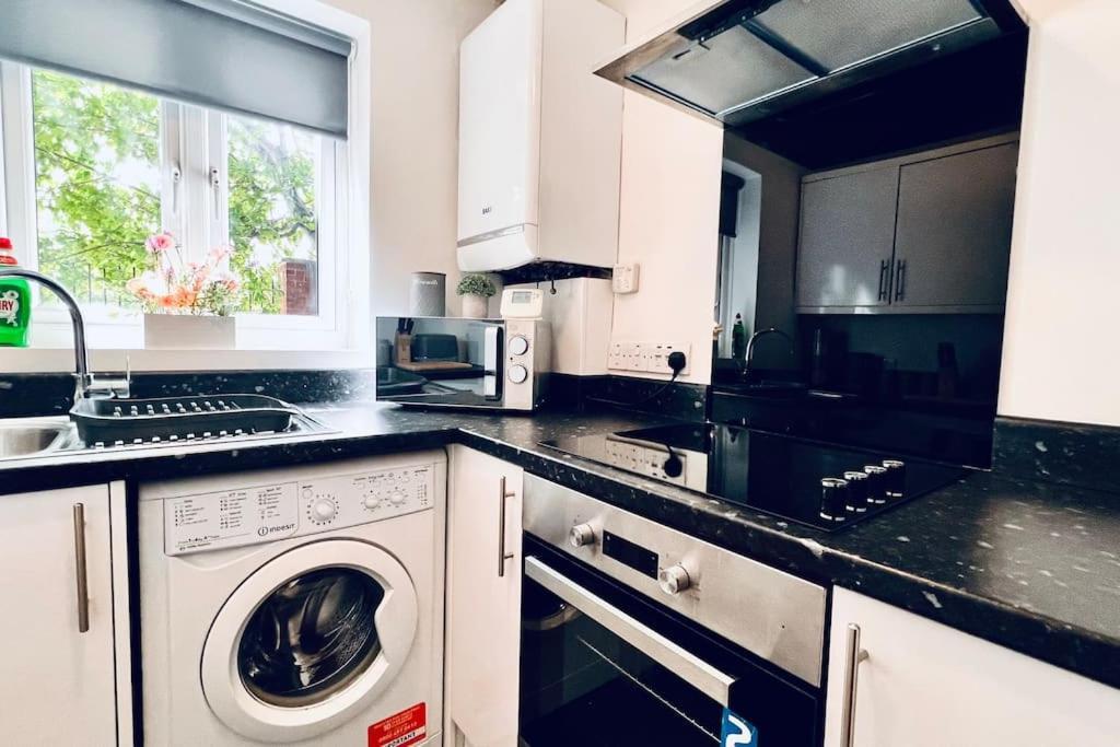 ליברפול Urban Bliss Stylish Townhouse With Free Parking For A Convenient City Stay מראה חיצוני תמונה