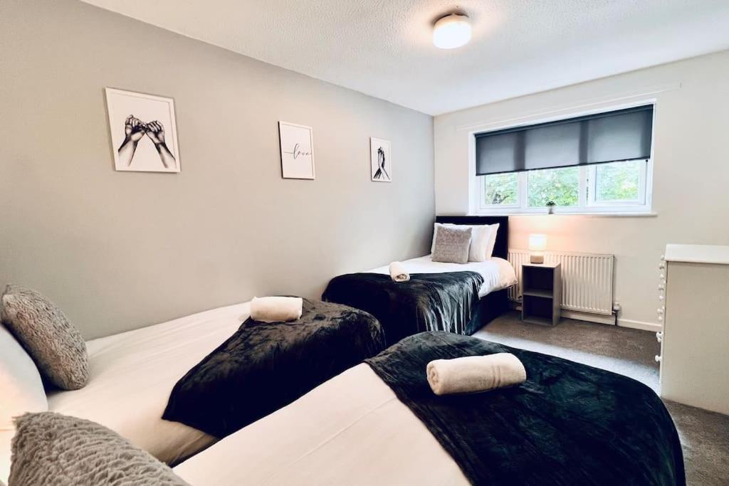 ליברפול Urban Bliss Stylish Townhouse With Free Parking For A Convenient City Stay מראה חיצוני תמונה