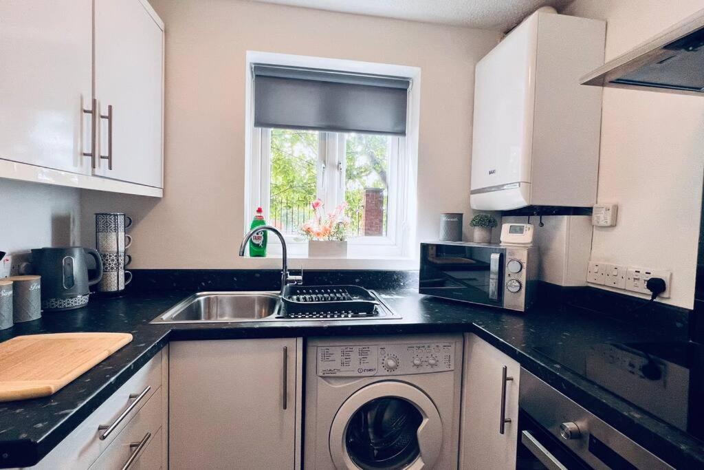 ליברפול Urban Bliss Stylish Townhouse With Free Parking For A Convenient City Stay מראה חיצוני תמונה
