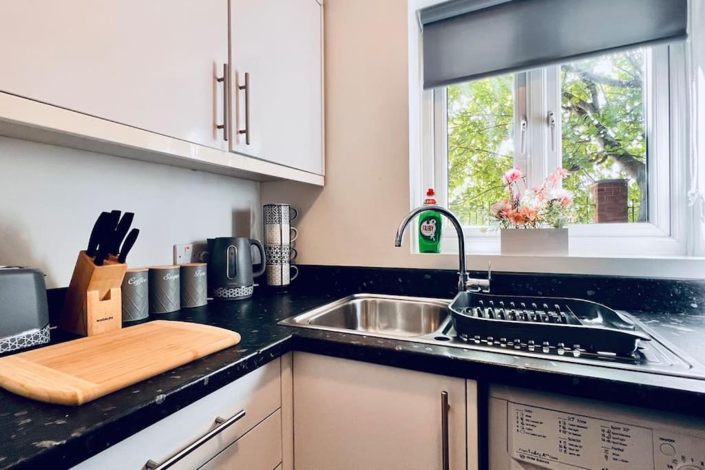 ליברפול Urban Bliss Stylish Townhouse With Free Parking For A Convenient City Stay מראה חיצוני תמונה